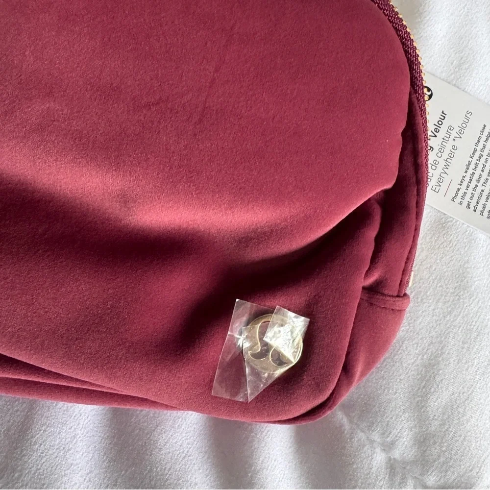 🆕💕 Lululemon Everywhere Belt Bag Velour - Wine Berry Gold